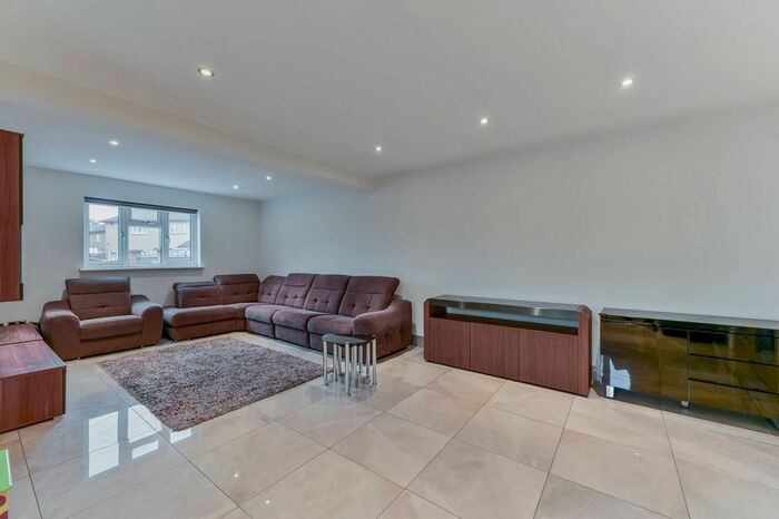 4 Bedroom Semi-Detached House To Rent In Stafford Road, New Malden, KT3