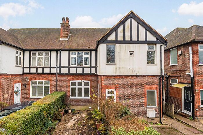 3 Bedroom Flat For Sale In Wellington Road, Twickenham, TW2