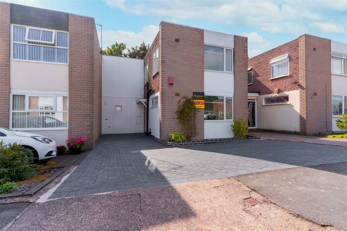 5 Bedroom House To Rent In Bideford Drive, Birmingham, B29