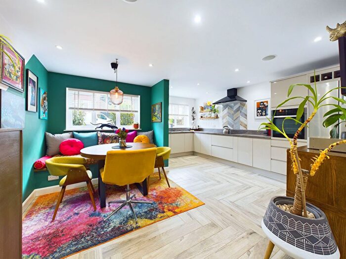 4 Bedroom Detached House For Sale In Thorneywood Mount, Nottingham, NG3