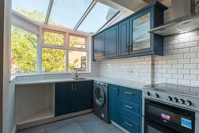 2 Bedroom Flat To Rent In High Street, Esher, KT10