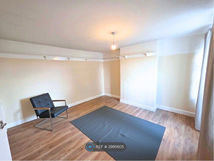 4 Bedroom Flat To Rent In Hay Lane, London, NW9