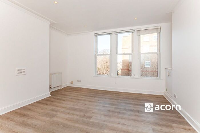 2 Bedroom Flat To Rent In The Gardens, London, SE22