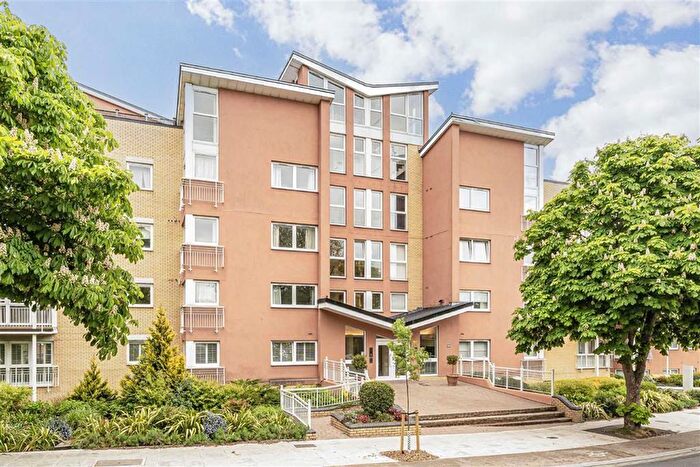 2 Bedroom Flat For Sale In Twickenham Road, Teddington, TW11