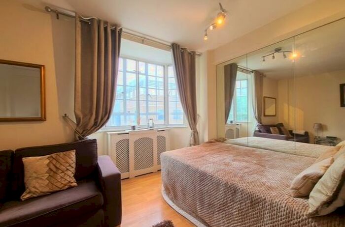 2 Bedroom Flat To Rent In Chelsea Cloisters, Sloane Avenue, SW3