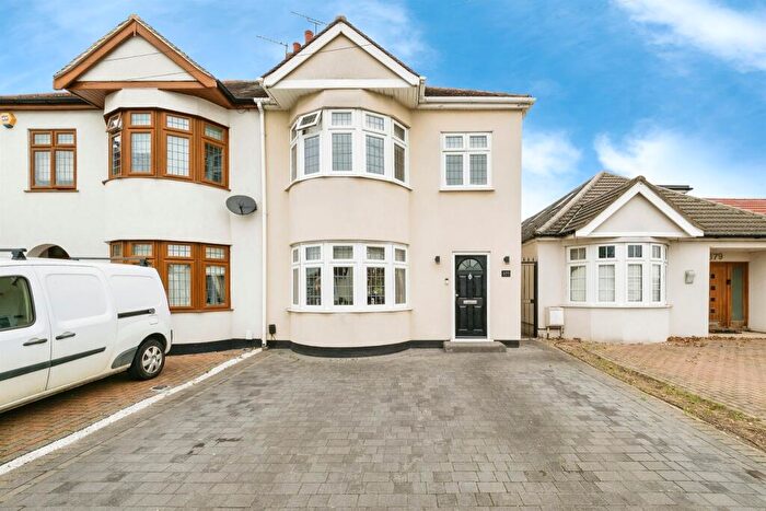 3 Bedroom Semi-Detached House For Sale In Upminster Road North, Rainham, RM13