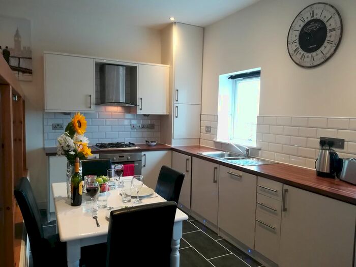 2 Bedroom Flat To Rent In Sketty Road, Swansea, SA2