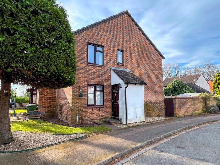 2 Bedroom Semi-Detached House To Rent In Kings Chase, East Molesey, KT8