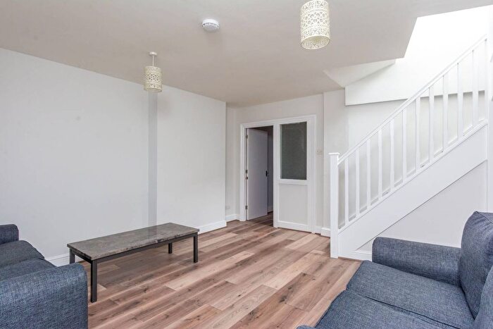 2 Bedroom Flat To Rent In Uxbridge Road, Shepherd's Bush, London, W12