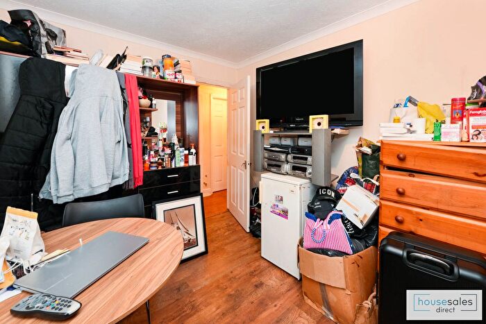 1 Bedroom Flat For Sale In Maple Leaf Court Cross Road, Waltham Cross, EN8