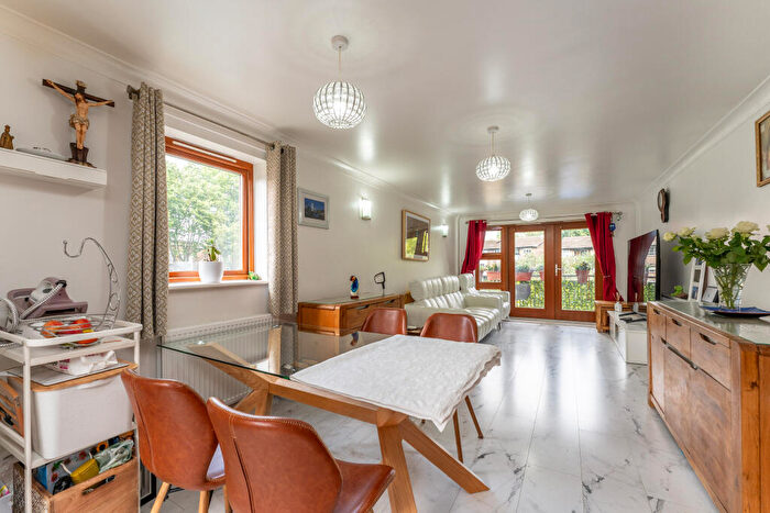 2 Bedroom Flat For Sale In Cazenove Road, London, N16
