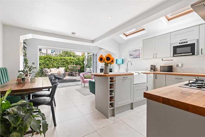 2 Bedroom Flat For Sale In Camborne Road, London, SW18