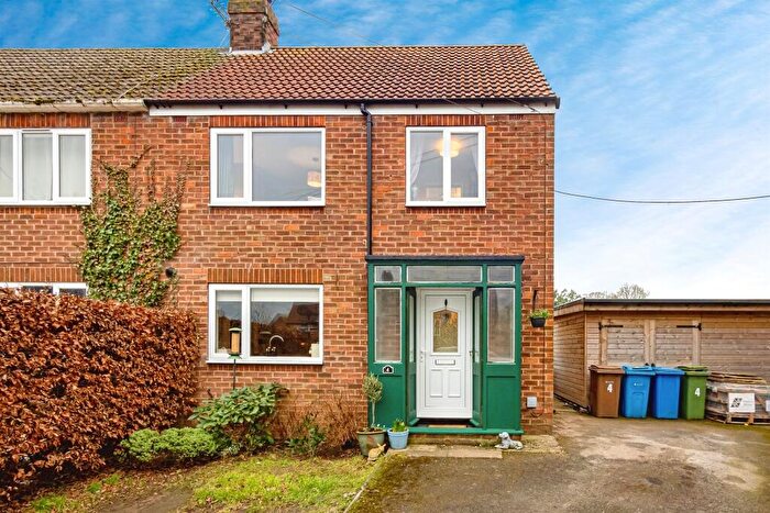 3 Bedroom Semi-Detached House For Sale In St. Lawrence Square, Sigglesthorne, Hull, HU11