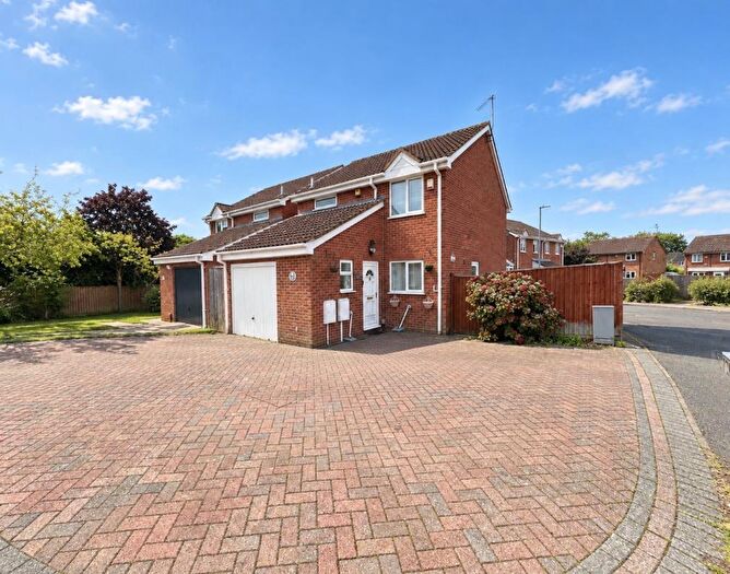 3 Bedroom Detached House For Sale In Shelford Close, The Glades, Northampton, NN3