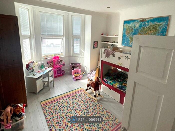 2 Bedroom Flat To Rent In Long Lane, London, N3