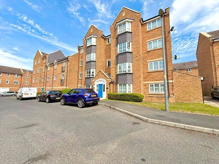 2 Bedroom Flat For Sale In Russett Way, Dunstable, LU5