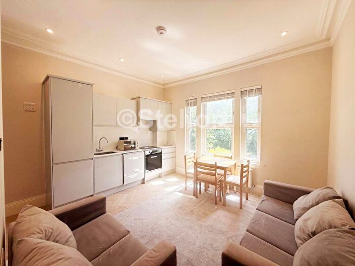 2 Bedroom Apartment To Rent In Friern Barnet Road, London, N11