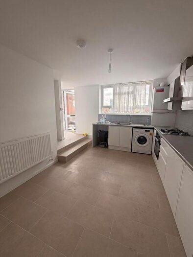 3 Bedroom Flat To Rent In High Street, Waltham Cross, EN8