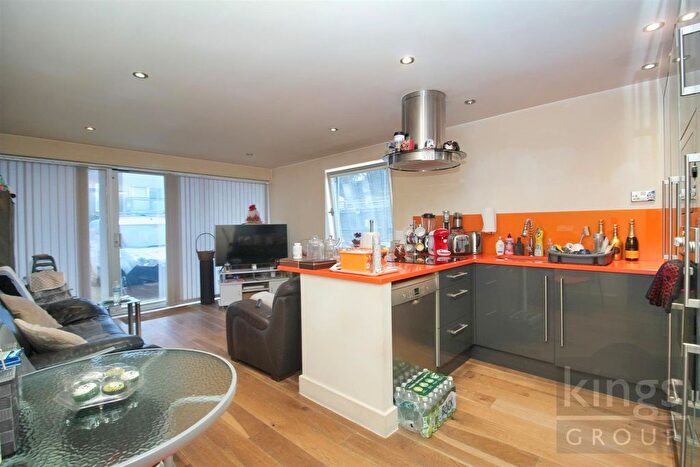 2 Bedroom Flat For Sale In Chapman Courtyard, Turners Hill, Cheshunt, Waltham Cross, EN8