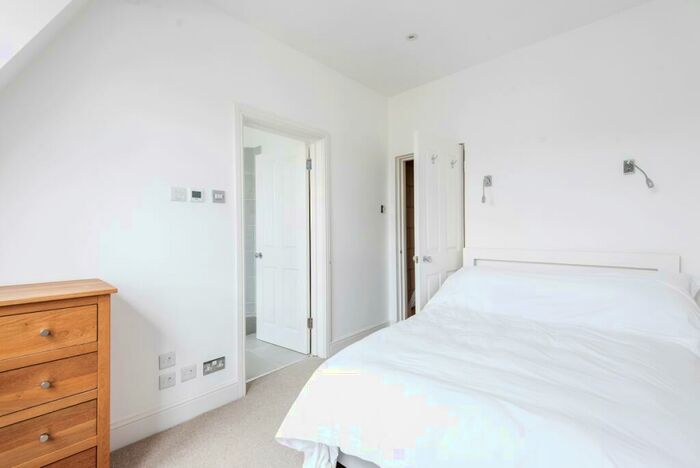 3 Bedroom Flat To Rent In Cremorne Road Chelsea, SW10