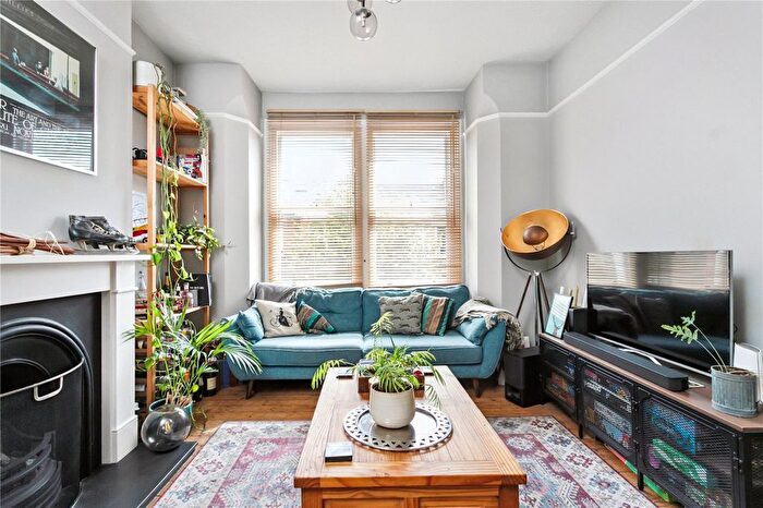3 Bedroom Flat For Sale In Heysham Road, London, N15