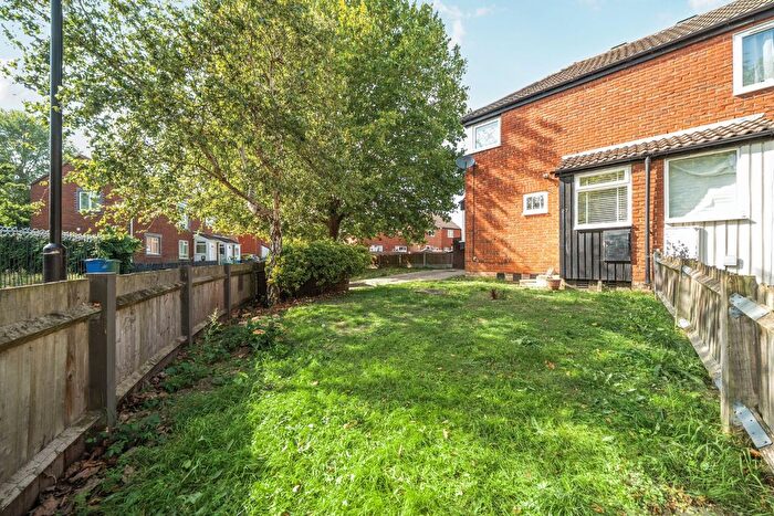 1 Bedroom Semi-Detached House For Sale In Globe Pond Road, London, SE16