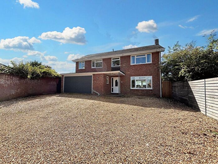 4 Bedroom Detached House For Sale In Ringwood Road, Alderholt, SP6