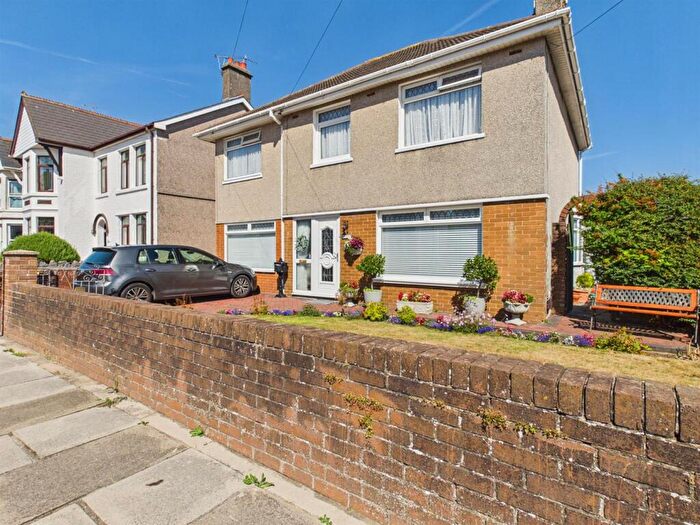 4 Bedroom Detached House For Sale In Queens Avenue, Porthcawl, CF36