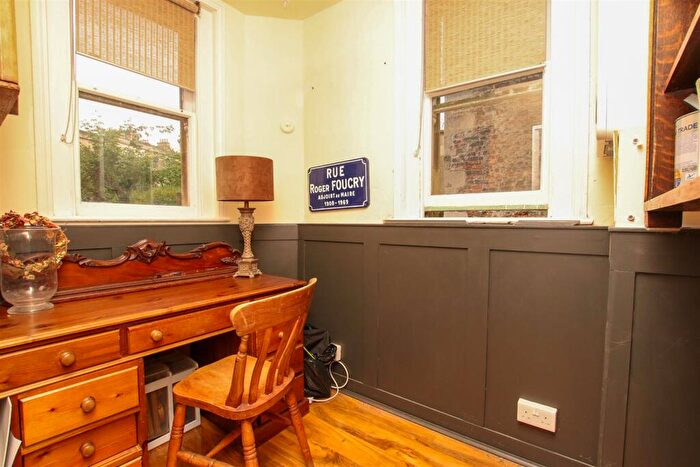1 Bedroom Flat To Rent In Beaufort East, Bath, BA1