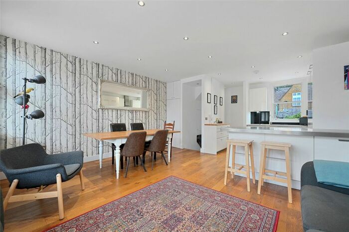3 Bedroom Flat To Rent In Vespan Road, Shepherds Bush, London, W12
