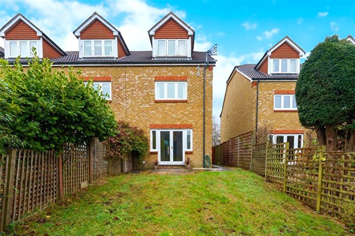 3 Bedroom Town House For Sale In Fawcett Close, London, SW16