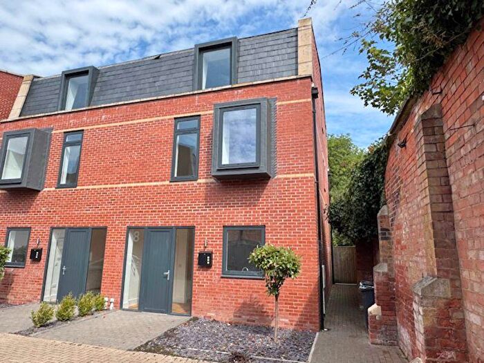 4 Bedroom Semi-Detached House To Rent In The Curve, Welholme Avenue, Grimsby, DN32