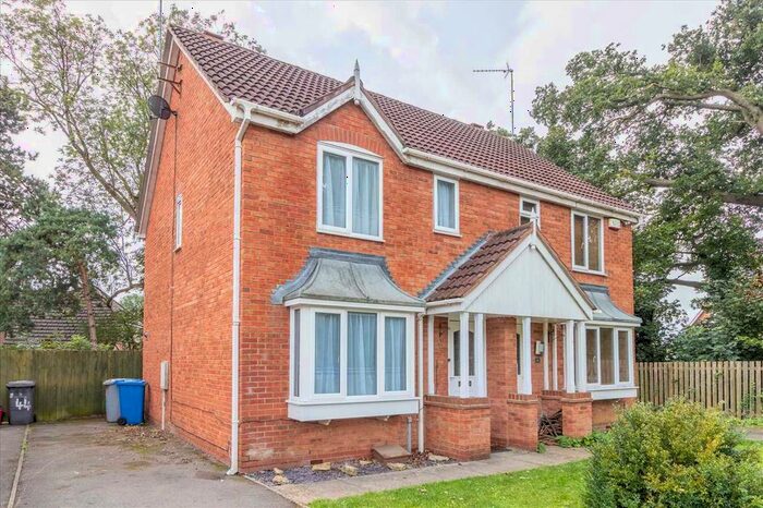 3 Bedroom Semi-Detached House For Sale In Spinney Road, Burton Latimer, Kettering, NN15
