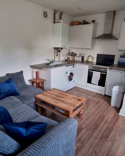 1 Bedroom Flat To Rent In High Street, Lane End, HP14