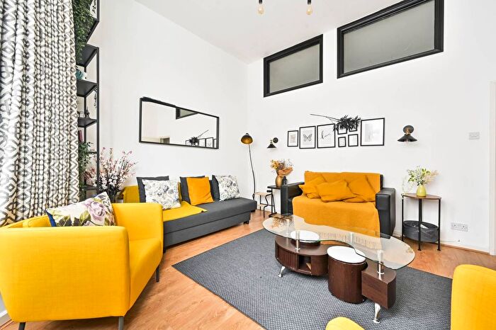 3 Bedroom Flat To Rent In Redcliffe Gardens, Chelsea, London, SW10