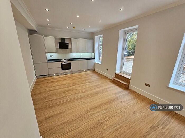 3 Bedroom Flat To Rent In Chatsworth Road, London, NW2