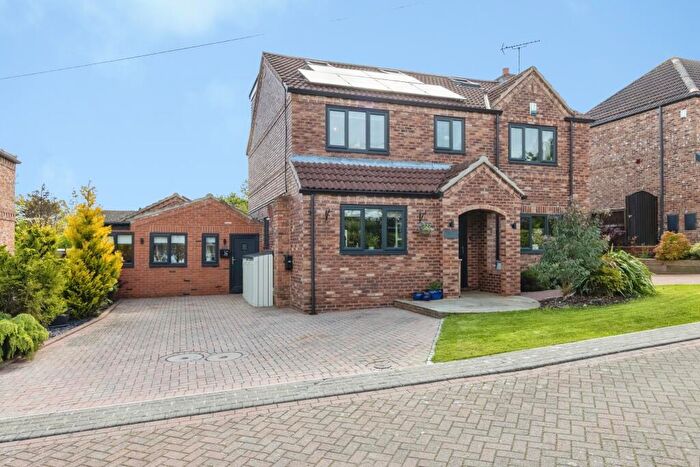8 Bedroom Detached House For Sale In Westfield Gardens, Leeds, LS25