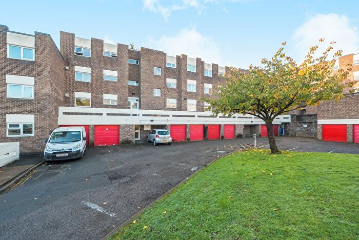 1 Bedroom Flat For Sale In Elmcroft, Woking, GU22