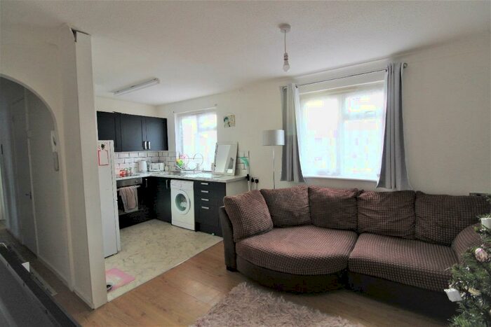 2 Bedroom Flat To Rent In Collingwood Close, Peacehaven, BN10