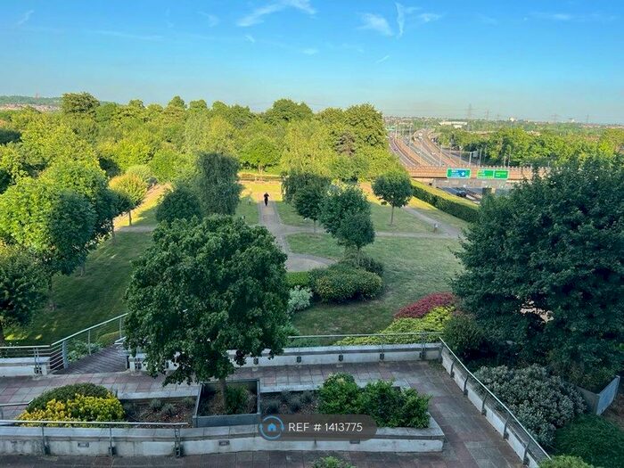 2 Bedroom Flat To Rent In Queen Mary Avenue, London, E18