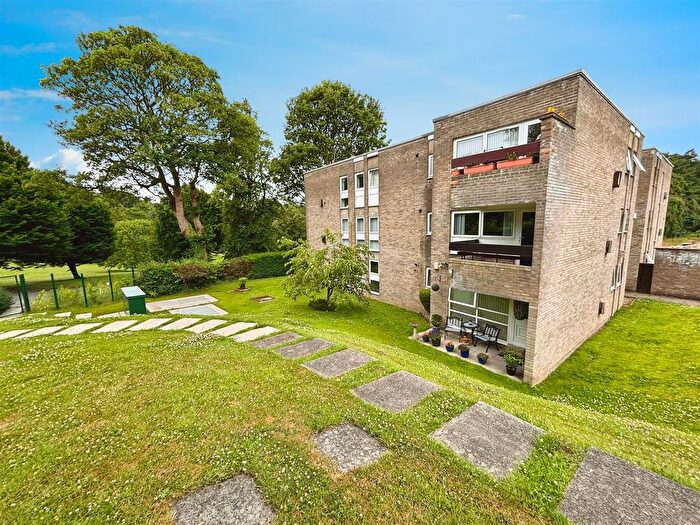 2 Bedroom Flat For Sale In Bolton Court, Lister Lane, Bradford, BD2