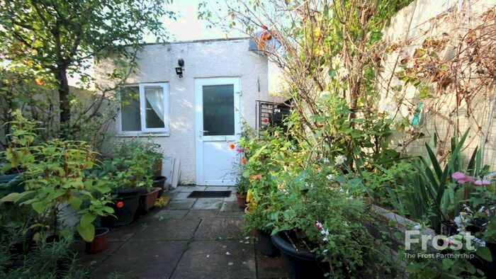 Studio To Rent In Dukes Avenue, Hounslow, TW4