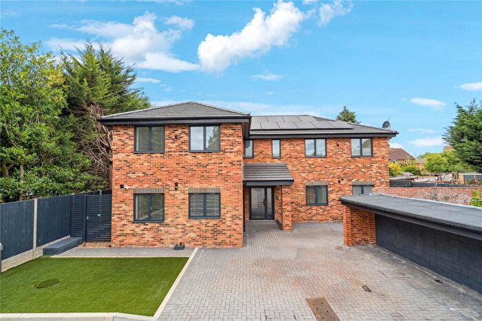 1 Bedroom Apartment For Sale In Laurels Road, Iver, Buckinghamshire, SL0