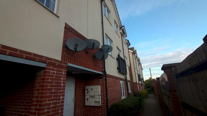 2 Bedroom Apartment To Rent In Bath Road, Thatcham, RG18