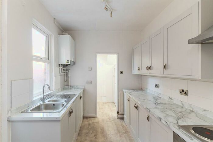 2 Bedroom Flat To Rent In Simonside Terrace, Heaton, Newcastle Upon Tyne, NE6