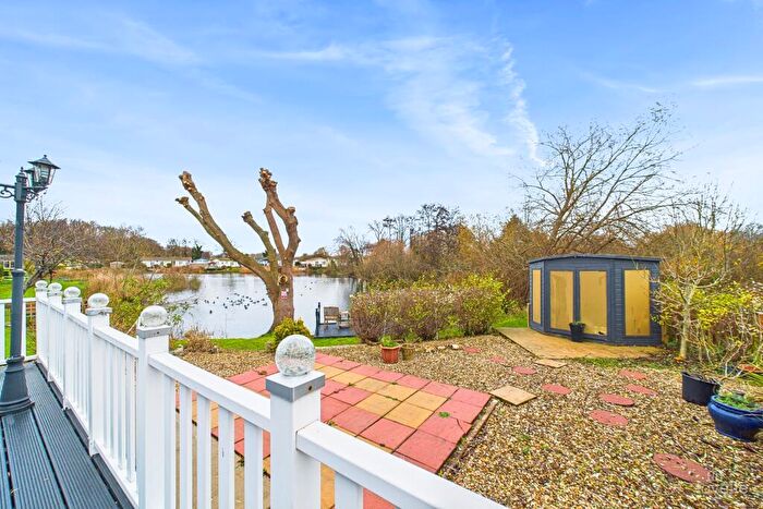 2 Bedroom Park Home For Sale In Barton Broads Park, Barton-upon-Humber, North Lincolnshire, DN18