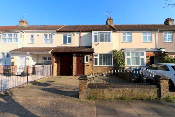 3 Bedroom Property To Rent In Northumberland Avenue, Hornchurch, RM11