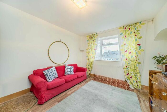 2 Bedroom Flat To Rent In Brewster Gardens, London, W10