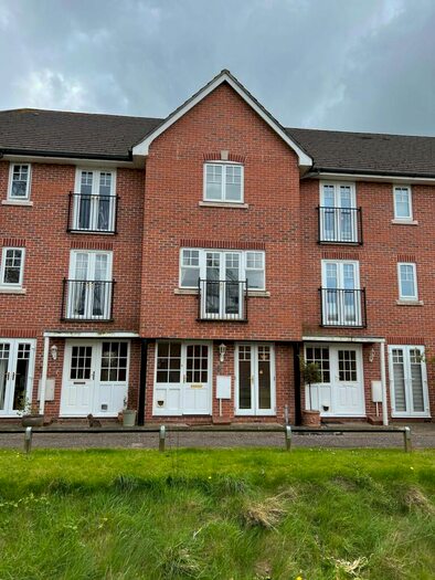 3 Bedroom Town House To Rent In Boardwalk Way, Southampton, SO40