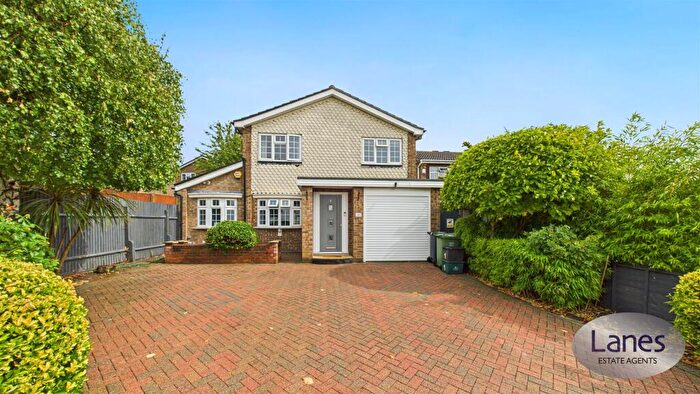 5 Bedroom Detached House For Sale In Spicersfield, Cheshunt, EN7